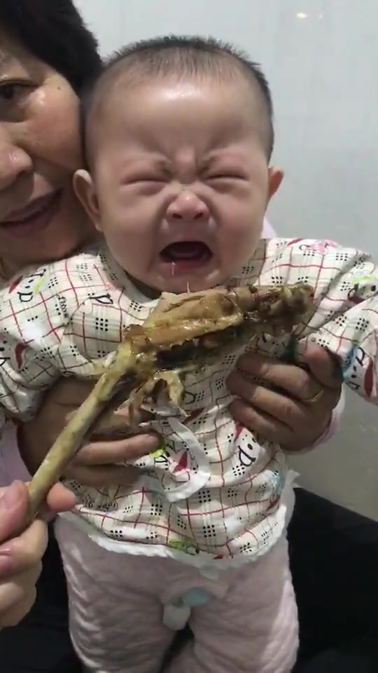 一看到鸡腿,宝宝的表情立马就变了!