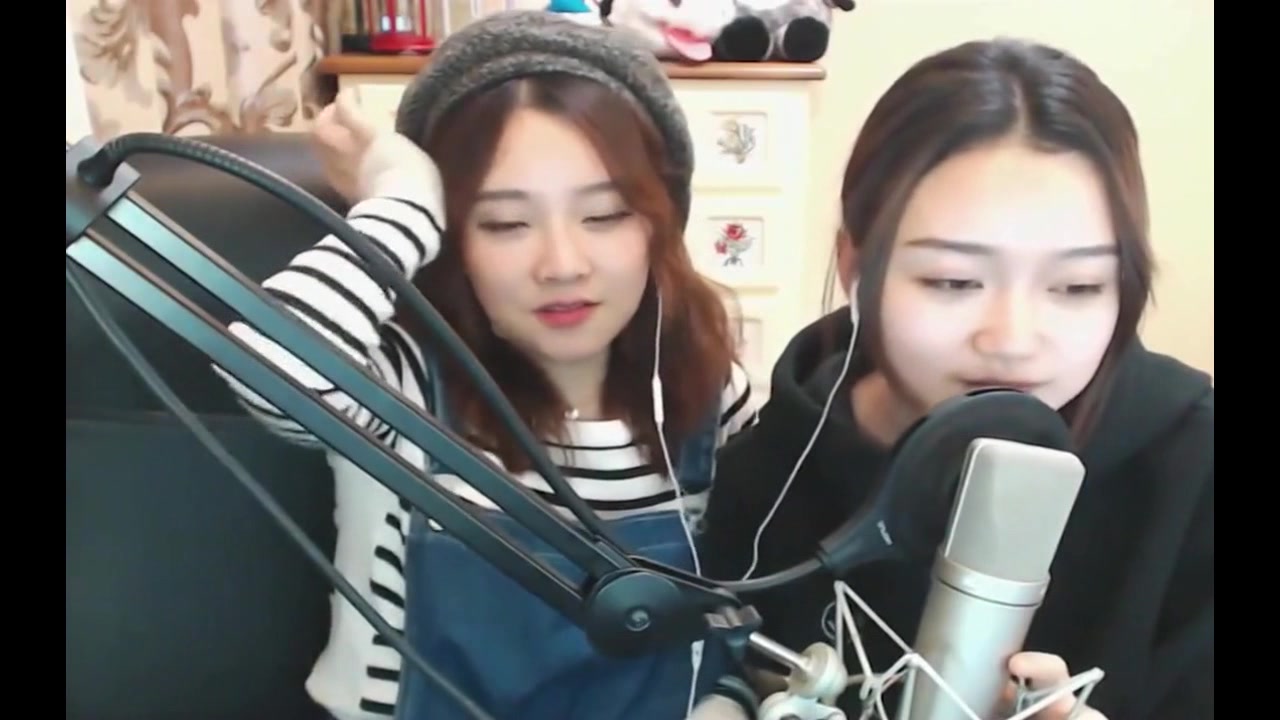 冯提莫妹妹翻唱《说散就散》,提莫鼓掌鼓励,到底是谁唱的好听呢图片