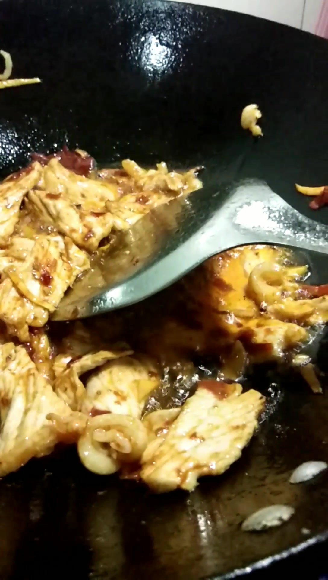 红烧豆腐干炒肉片!再来一碗大米饭,吃完沏上一杯茶!还可以啊!