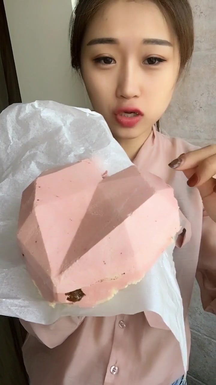 美女吃自己做的心形慕斯蛋糕,真的好漂亮啊,好想尝尝