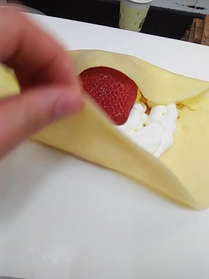 做一份毫无技术含量的草莓班戟,女孩的最爱!