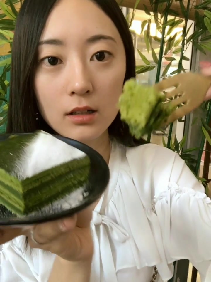 美女吃欧佩拉,抹茶巧克力加蛋糕,看着就好好吃,口感一定很棒