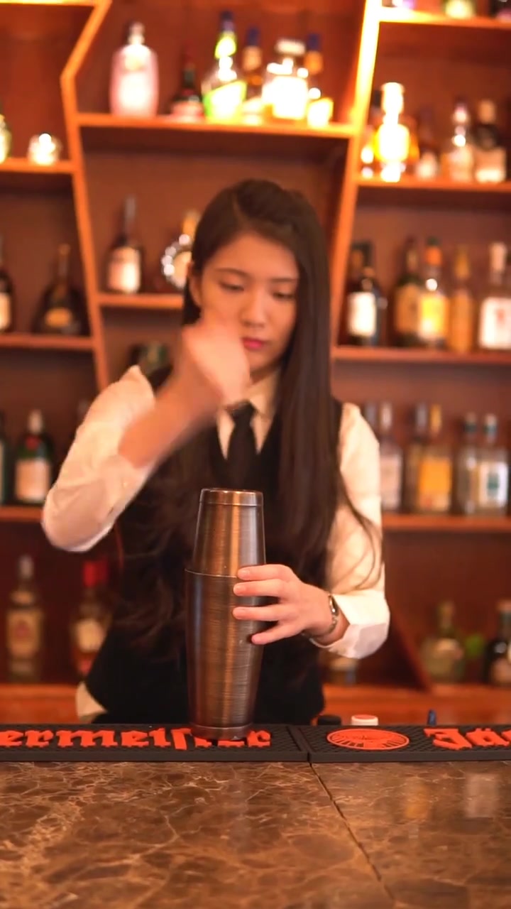 美女调酒师,调一杯绿光森林,夏日饮用的极品!