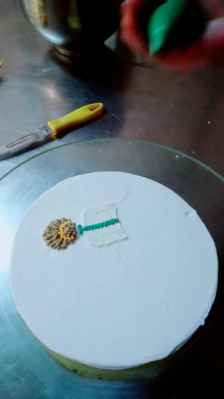 一杯敬朝阳,一杯敬月光,这是个悲伤的背影?会做蛋糕还得会画画