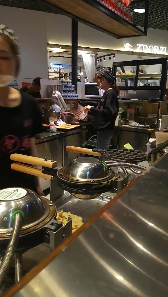 米芝莲美女店员制作鸡蛋仔过程