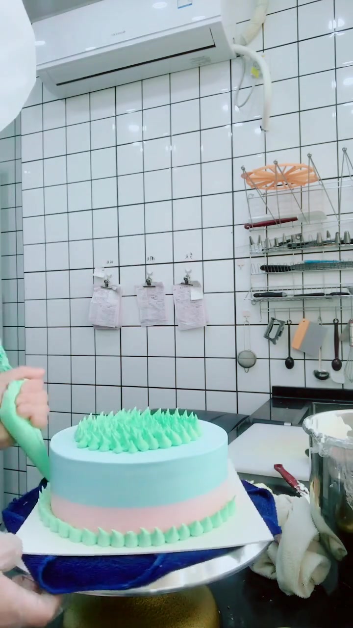 大蛋糕,小猪佩奇一家四口,好像缺了什么?蓝粉绿三色搭配真好看
