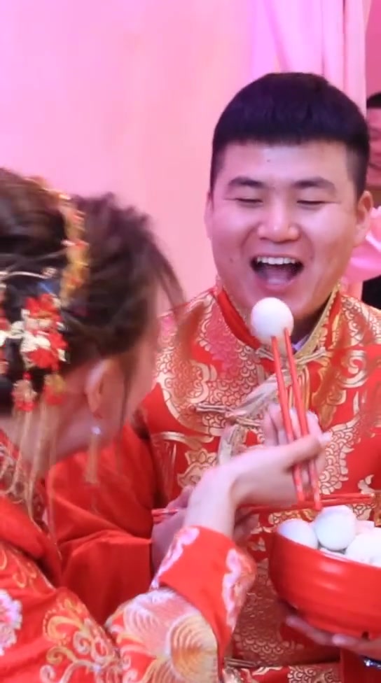 新娘喂新郎吃汤圆,不料新郎突然说了一句,瞬间感觉姑娘嫁对人了