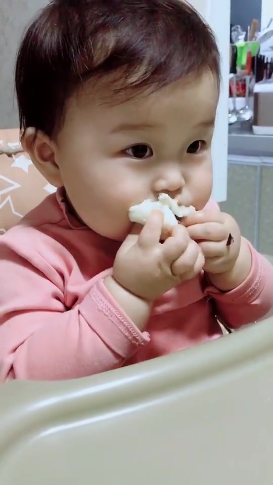 这么小的宝宝就会自己吃包子了,这小动作网友直呼:萌翻了!