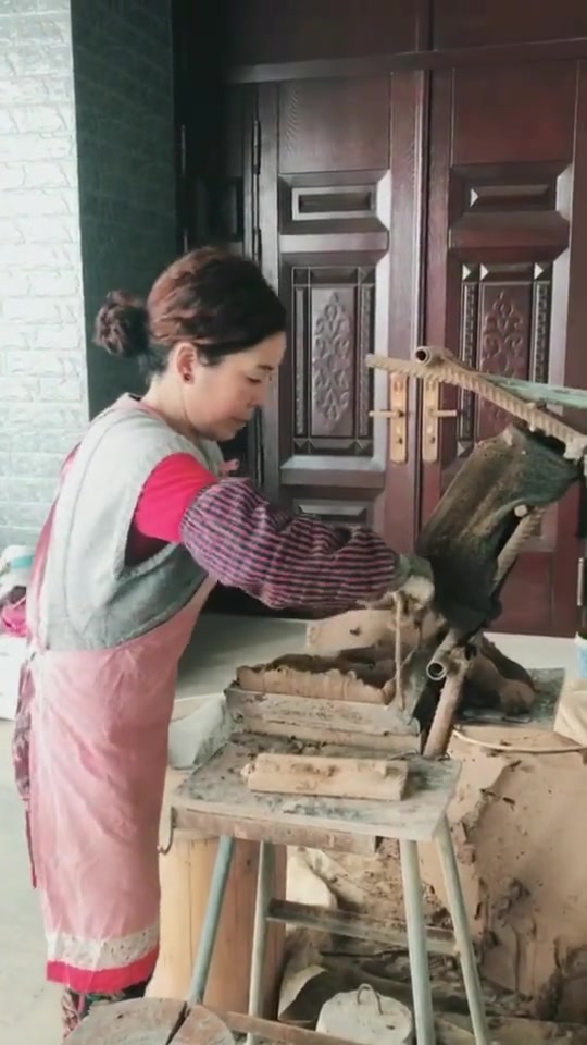 纯手工大猫头瓦片制作,女中豪杰,希望把技术传送下去