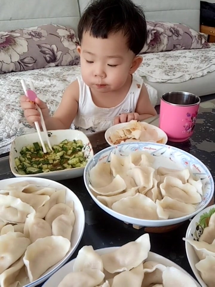 小孩子吃饺子都这么可爱吗?