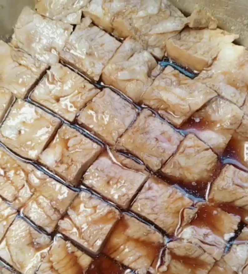 家庭版脆皮烤猪正宗做法,外酥里嫩肥而不腻,越吃越上瘾
