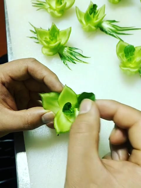 小白菜做花的教程,用来摆盘超好看!