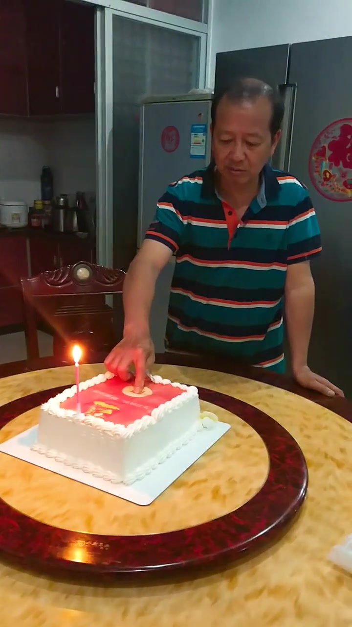 给老爸定了一个网红蛋糕,结果把他吓了一跳,原谅我不厚道的笑了