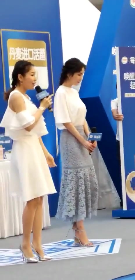 杨幂出席活动现场,与主持人一比超有气质,网友:鱼尾裙亮了!