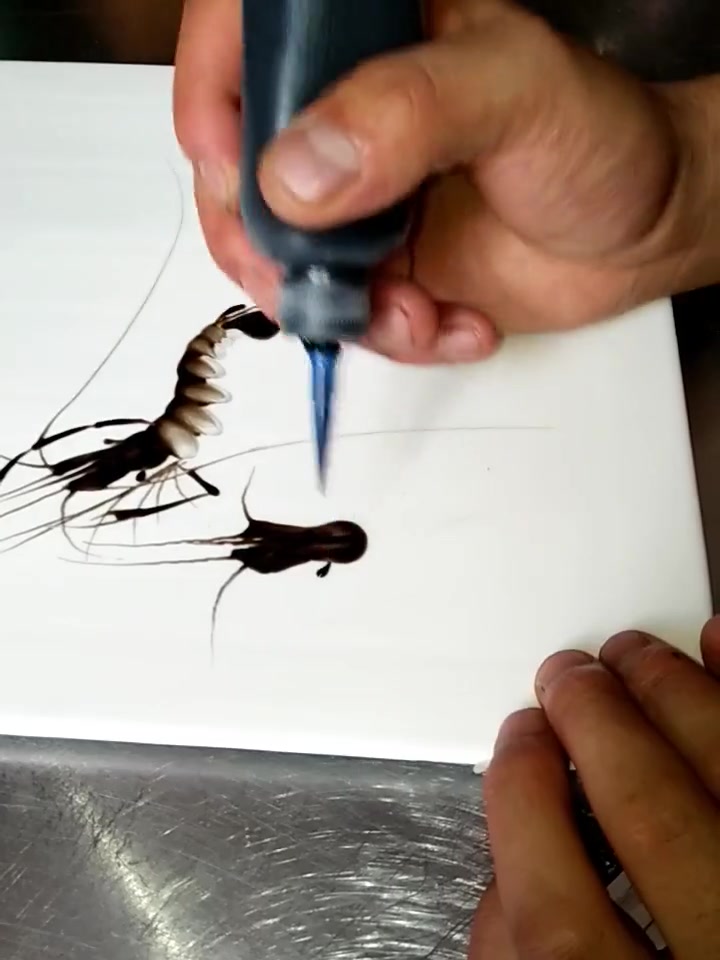 用果酱画出来的虾,真的很像用毛笔画出来的,很好看哦