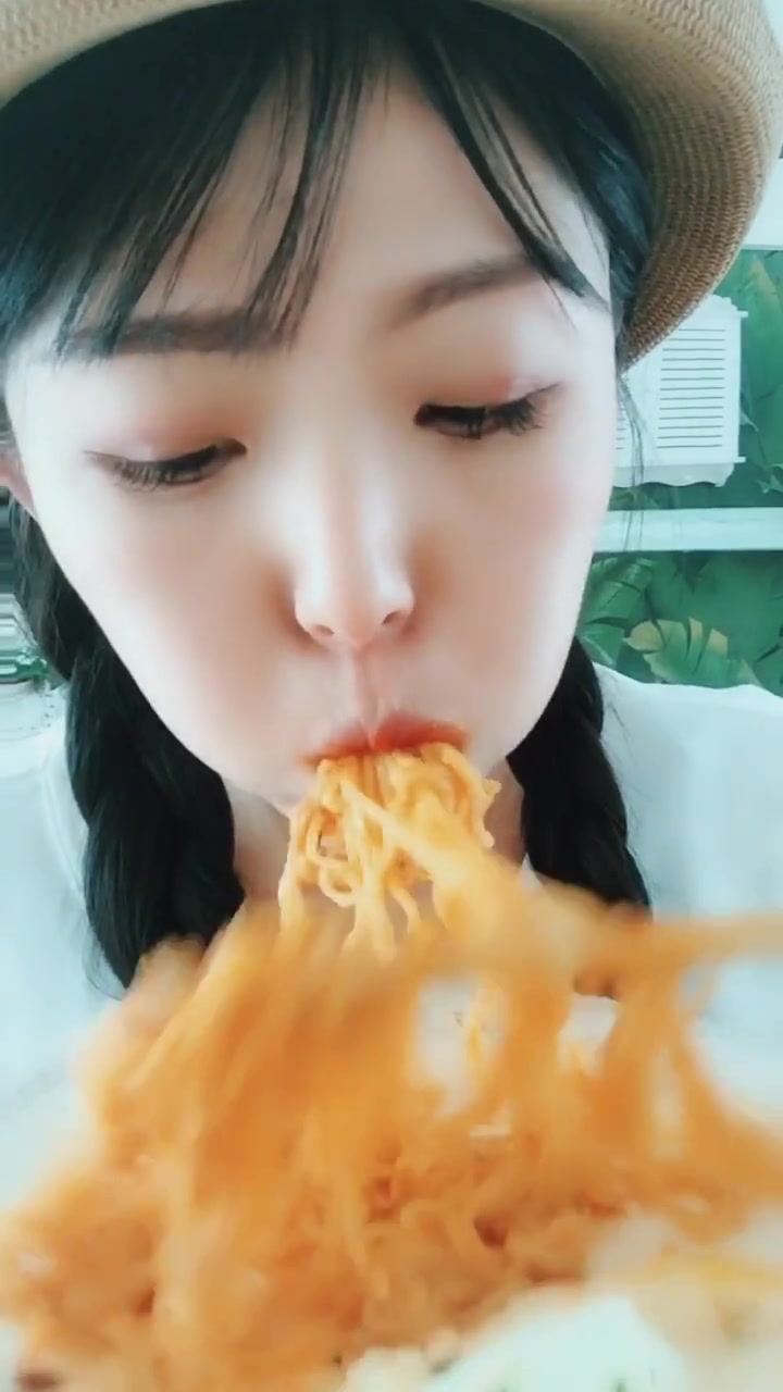 妹子在家中吃方便面,这吃着简直萌萌哒!