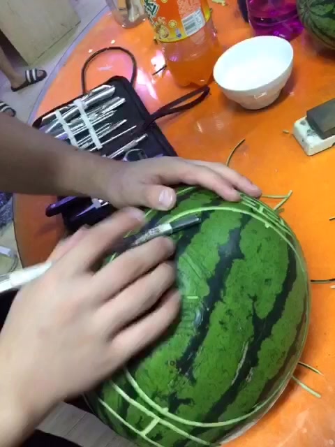 雕西瓜灯,让你看看轮廓是怎么出来的!