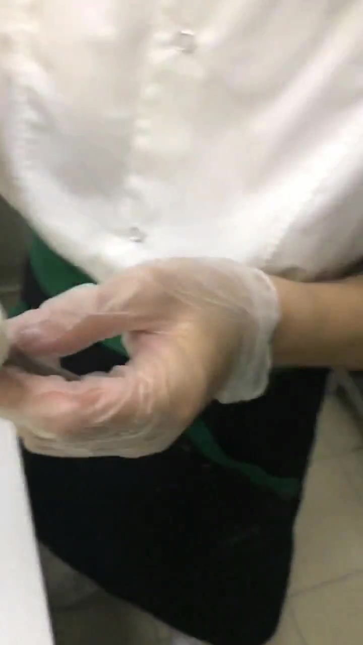 师哥发了一个视频给我,说这就是他做蛋糕闪电般的速度,当我傻吗