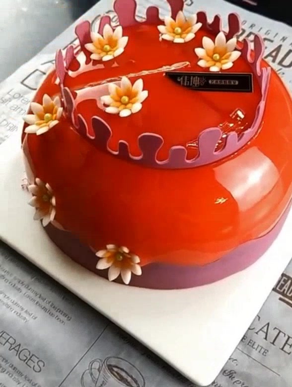 好漂亮的红色淋面蛋糕,切开之后,瞧这内部结构,味道肯定不会错