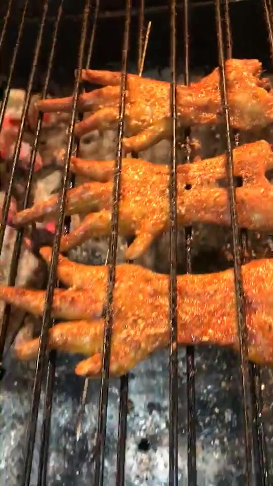 这个鸡爪打了指甲油?小爪真漂亮,流口水了!