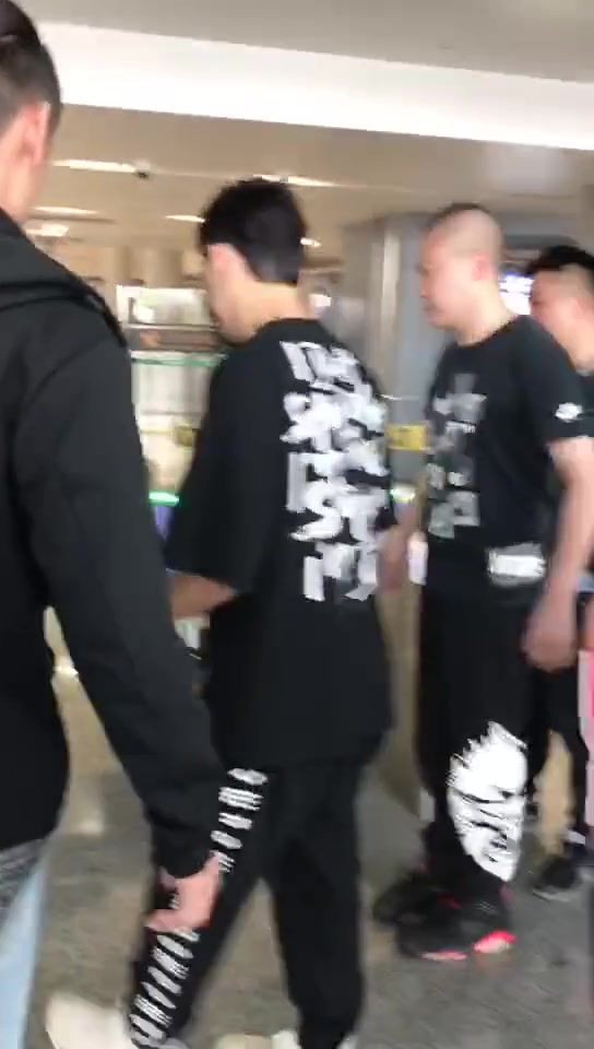 周杰伦喝奶茶喝胖了?网友:哥的胸肌还在不在