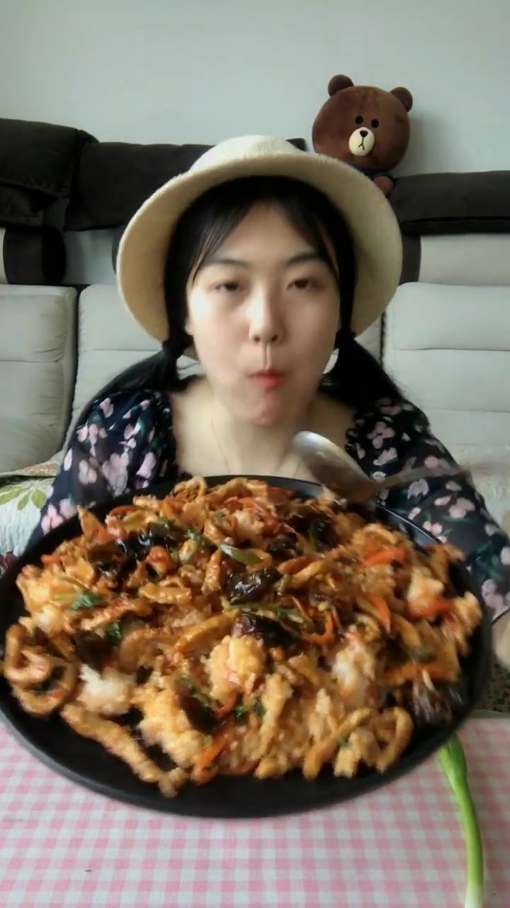 14块钱一份的鱼香肉丝盖浇饭,这分量真足,看美女吃的嘎嘎爽!