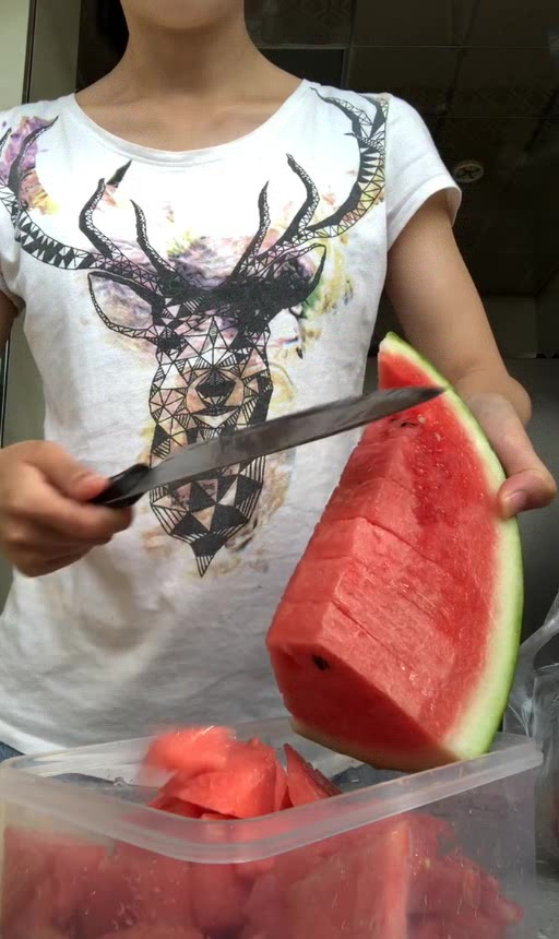 西瓜这样切不脏手,赶紧学会给自己做一个水果沙拉吧!