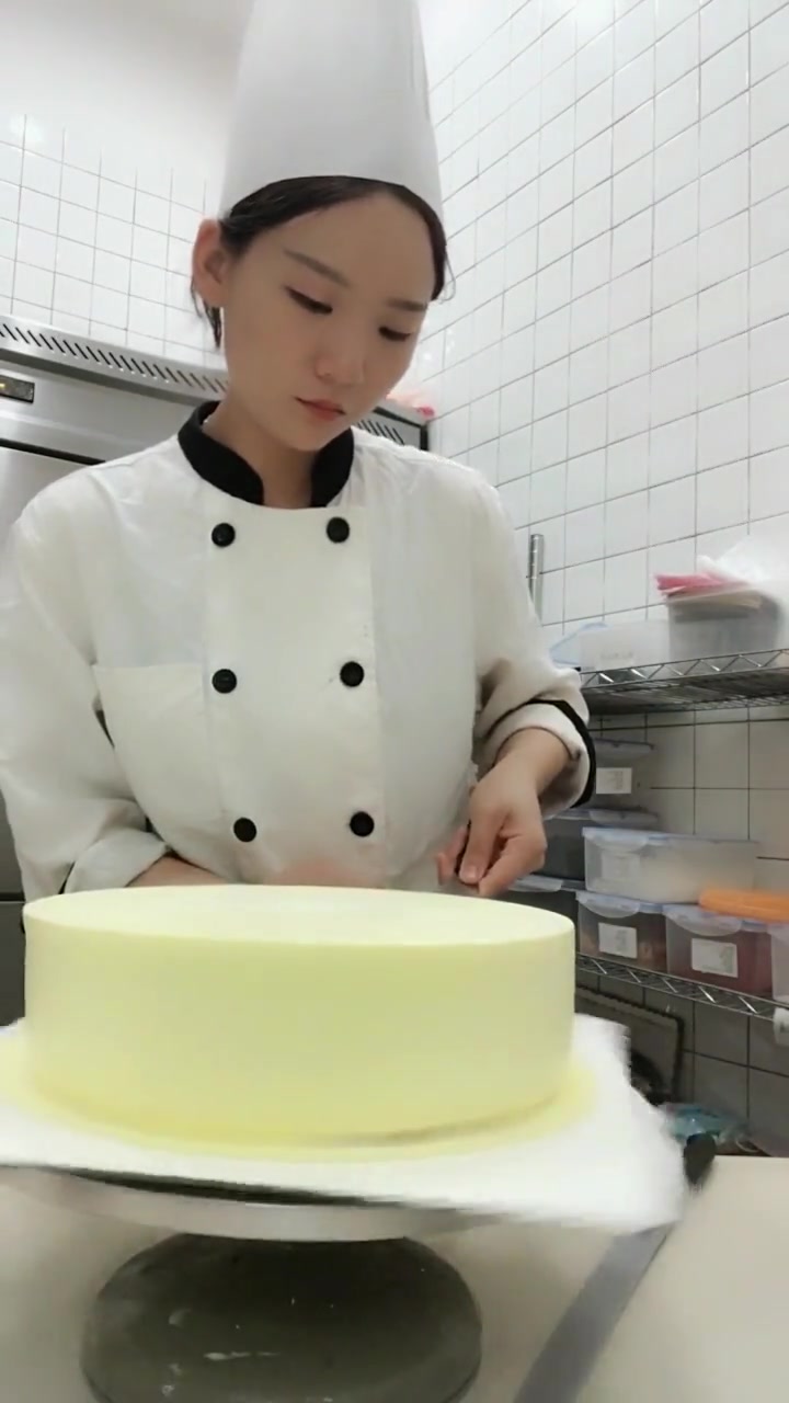 小猪佩奇蛋糕,这水果也太丰富了,完成后价值不菲,成品很阳光!