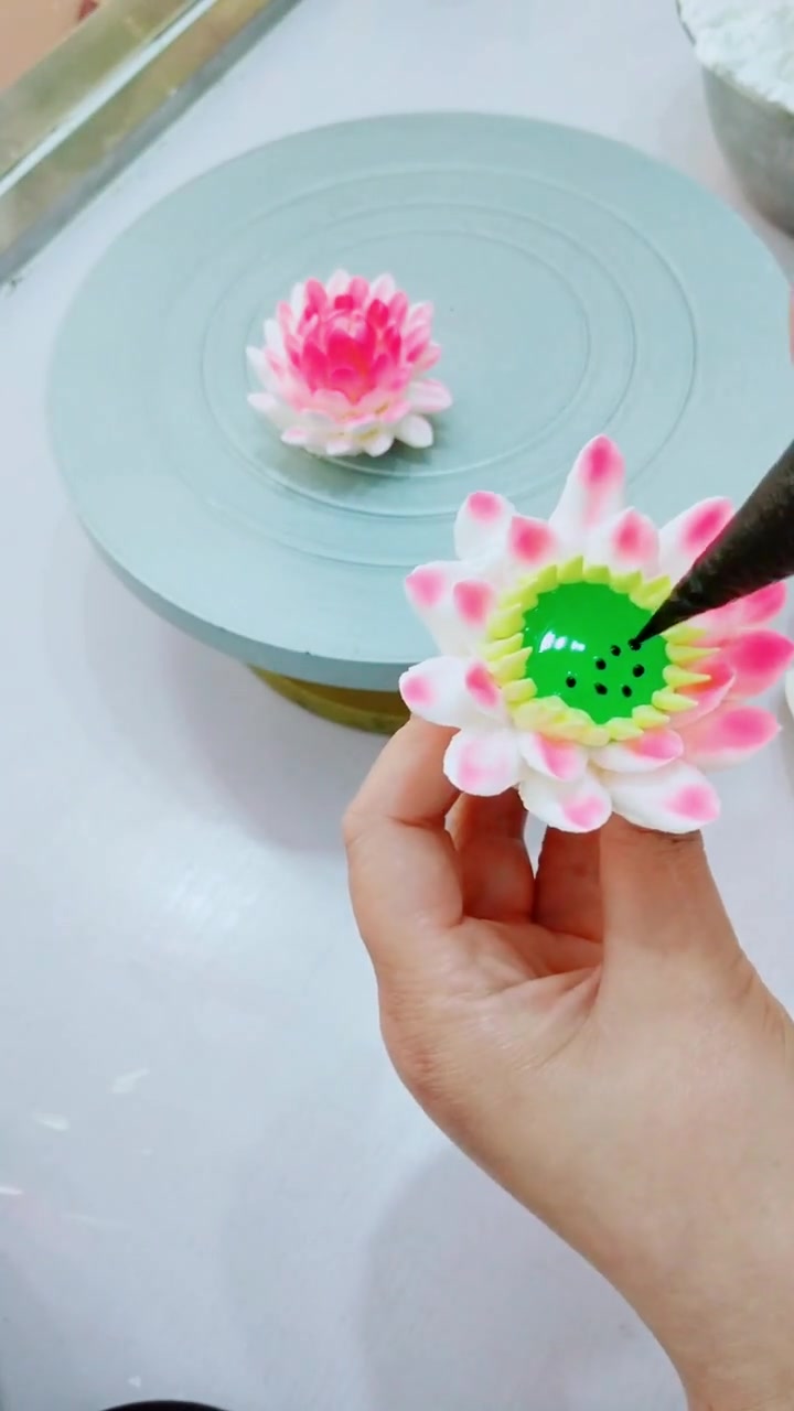 荷花仿真程度很高,像刚从河里采的!蛋糕师傅做奶油裱花全过程!