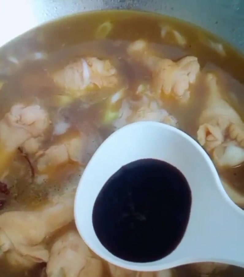 一分钟教你做酱炖鸡小肘,香烂入味,美味下饭,大人孩子抢着吃!