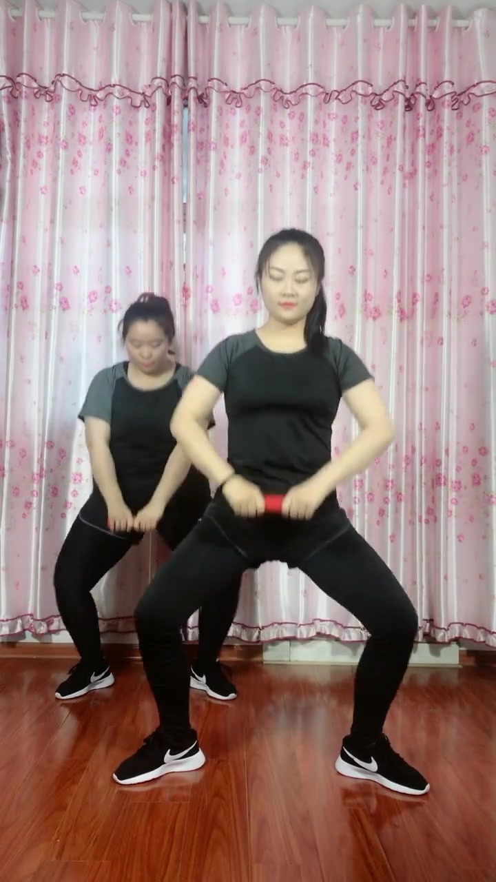 这样上下蹲马步的简单动作坚持做起来,能瘦身啊