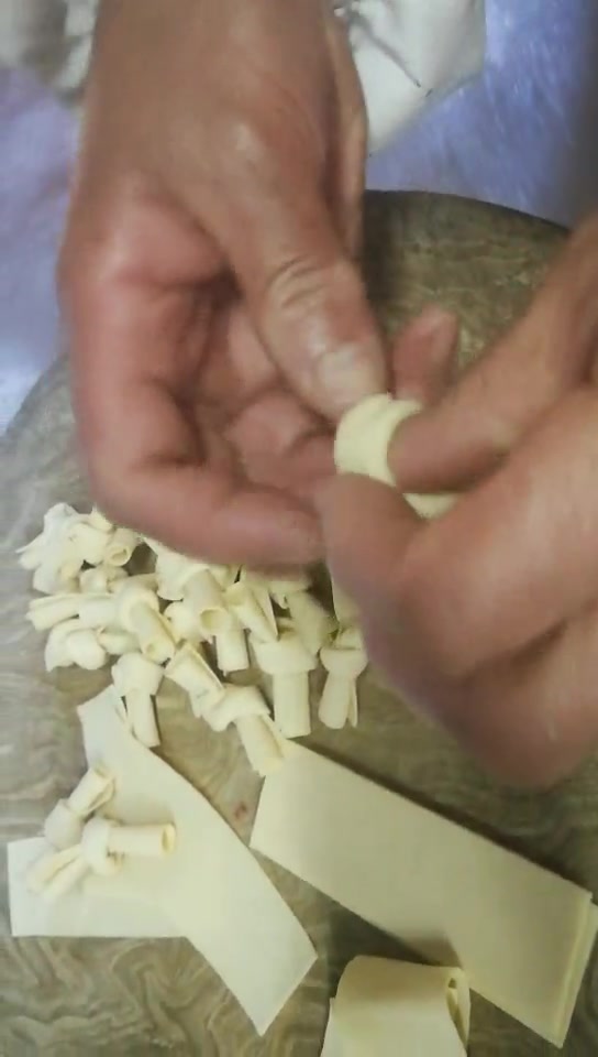 这简直是绝活!东北大厨神手速将干豆腐打绳结