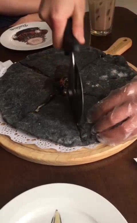 火山披萨有吃过的吗,切之前就是烙糊的大饼,切之后就有洋名字了