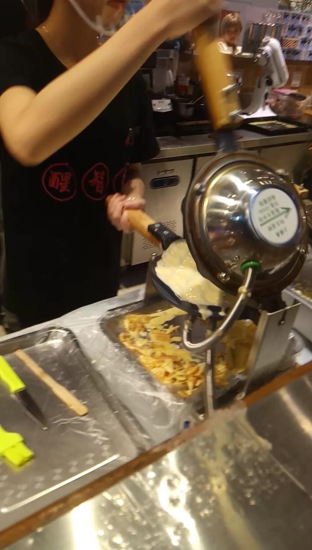 实拍米芝莲美女店员现场制作鸡蛋仔,终于找到小时候的经典味道!
