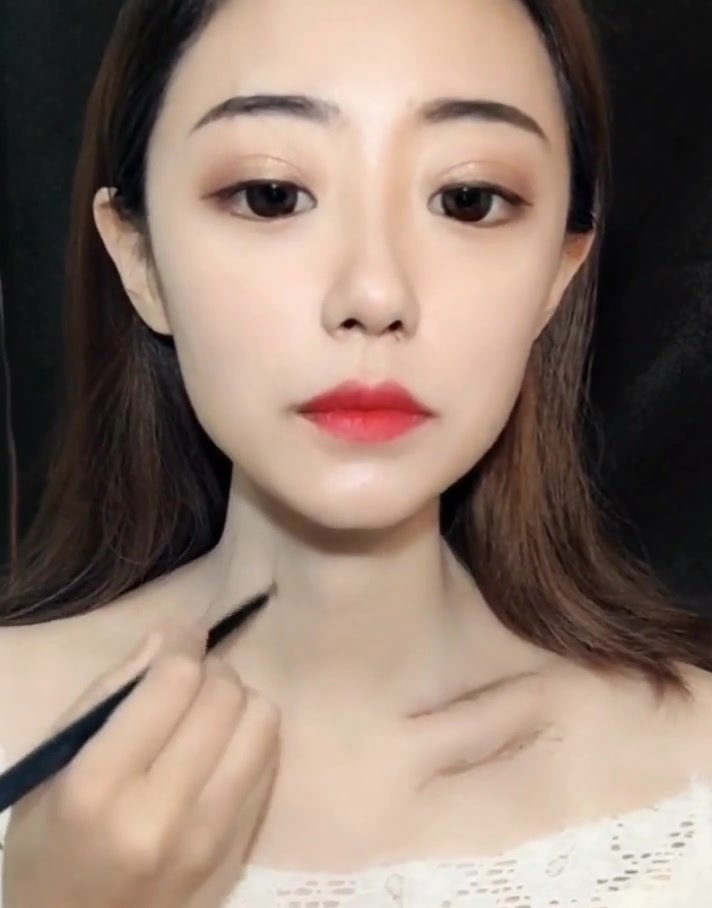 上身胖想穿好看衣服怎么办,我告诉你如何画性感锁骨!