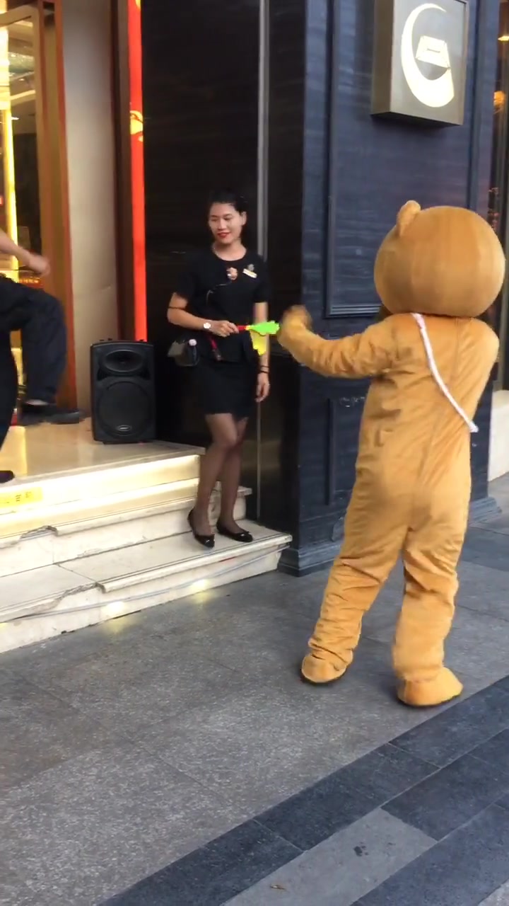 最近这只开心熊太得瑟了,这下老实了吧,挨揍了吧