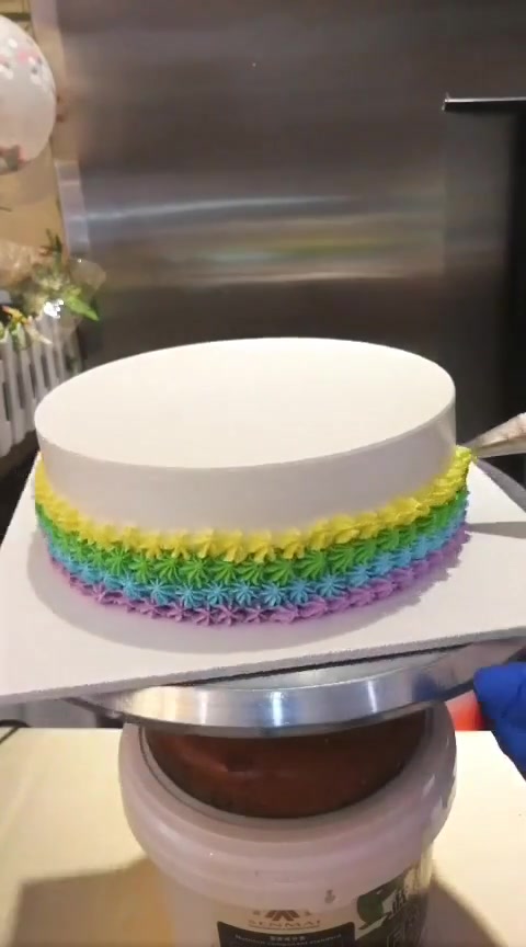 虽然蛋糕配色土味十足,但是身为强迫症,真的很喜欢这个裱花过程