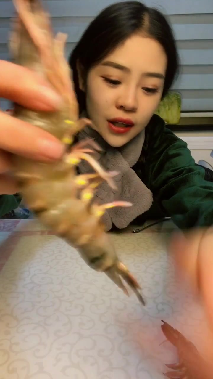 老虎虾和黑虎虾哪个更好吃?美女都不知道了!
