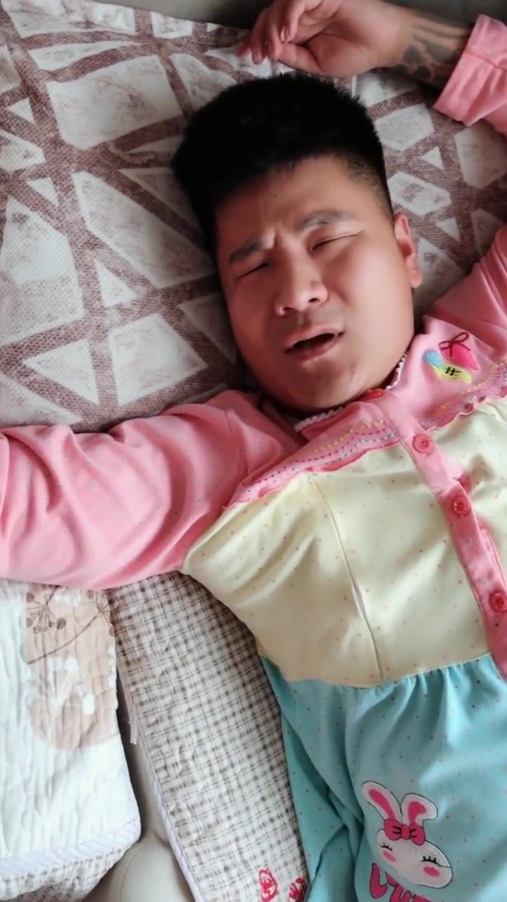 最近这位大哥火了,媳妇问他吃不吃大龙虾,结果老公的表情亮了!