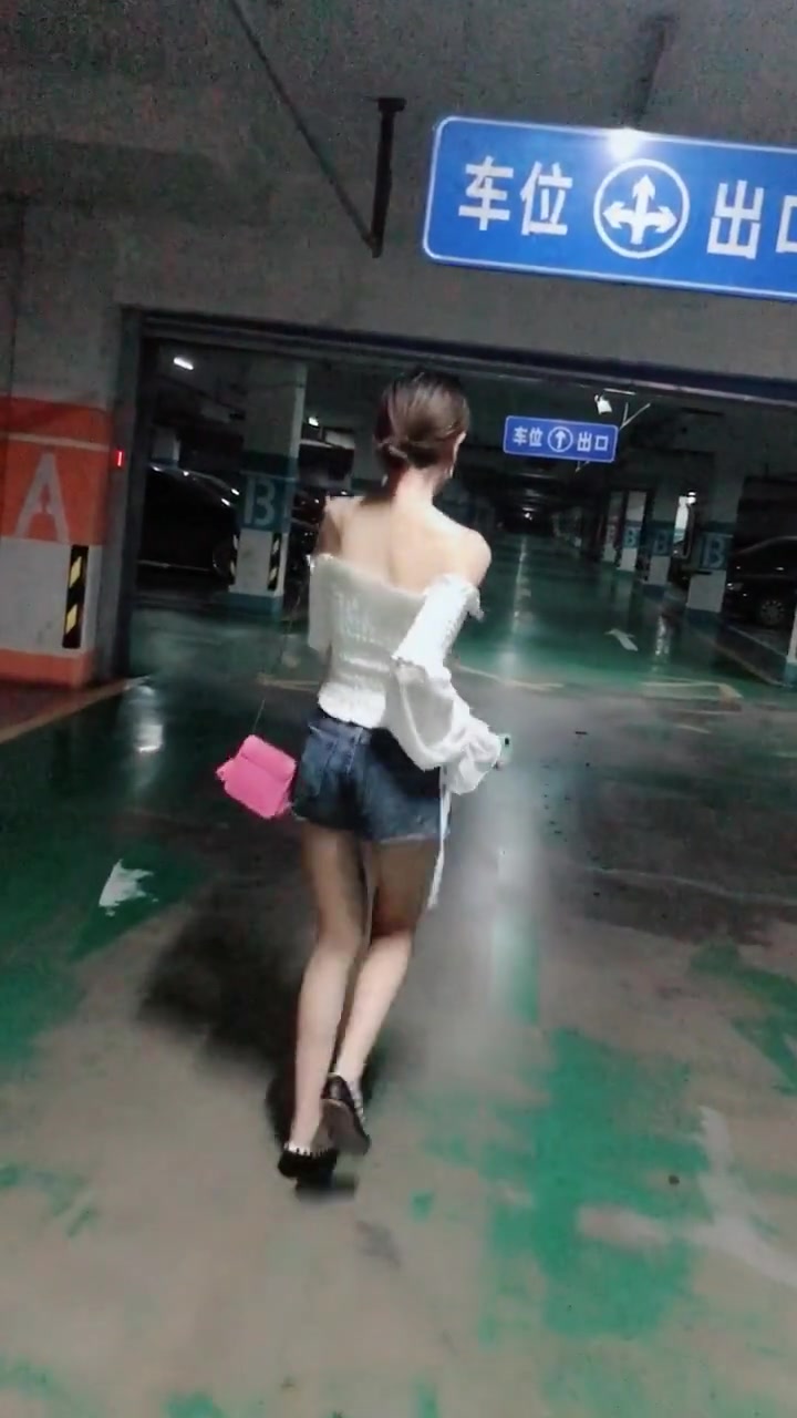 最近很火的视频,地下车库偶遇小姐姐在干这事,光是背影就看醉了