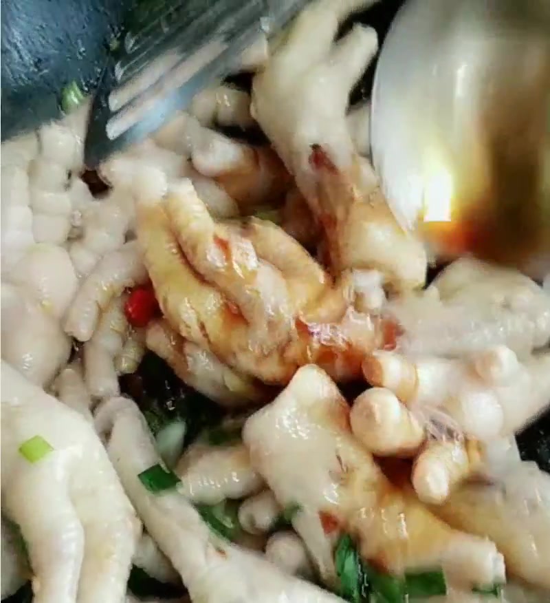 香辣鸡爪最家常的做法,好吃到停不下来!