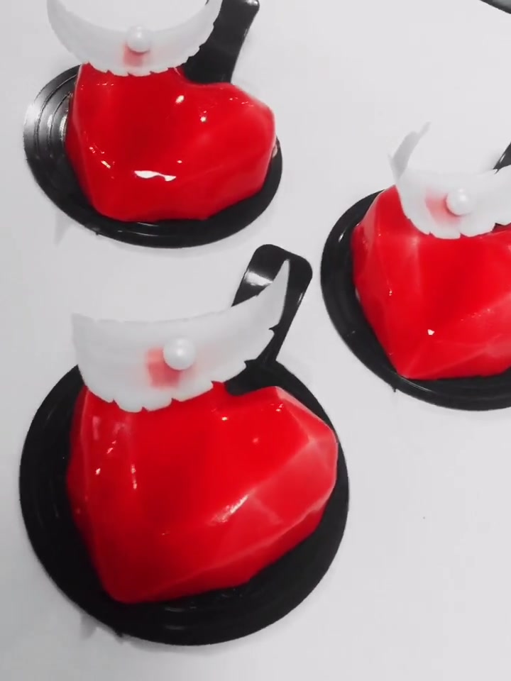 鲜红的爱心淋面小蛋糕,不知道为什么看着并不是很想吃