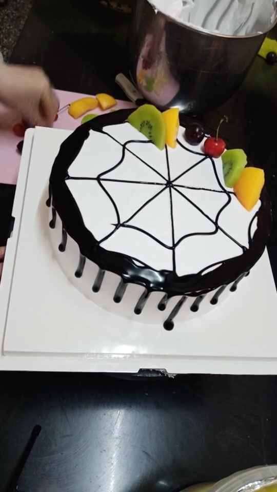 不管是创意还是配色都是上品!老公过生日,送这个蛋糕他一定喜欢