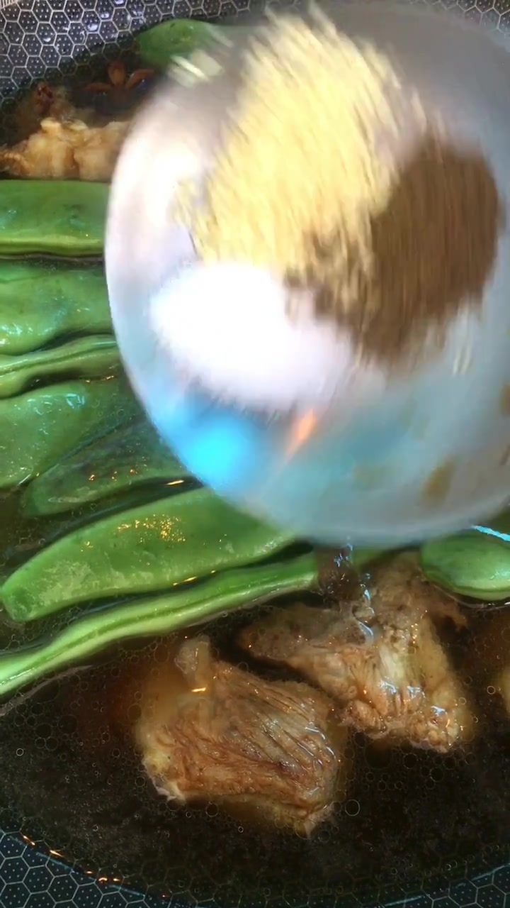 教你做一道面条排骨,排骨看样子不错