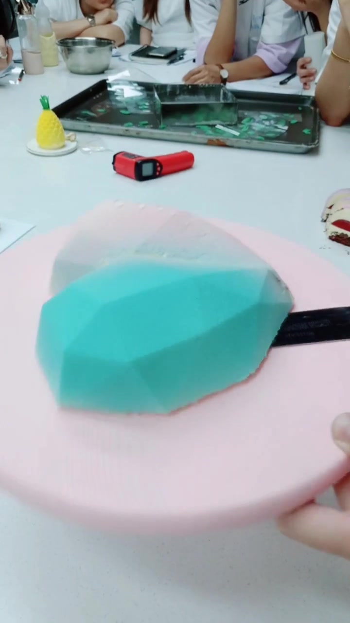 渐变色心形蛋糕,一刀切开后,这整体的质感太棒了,看着咽口水!