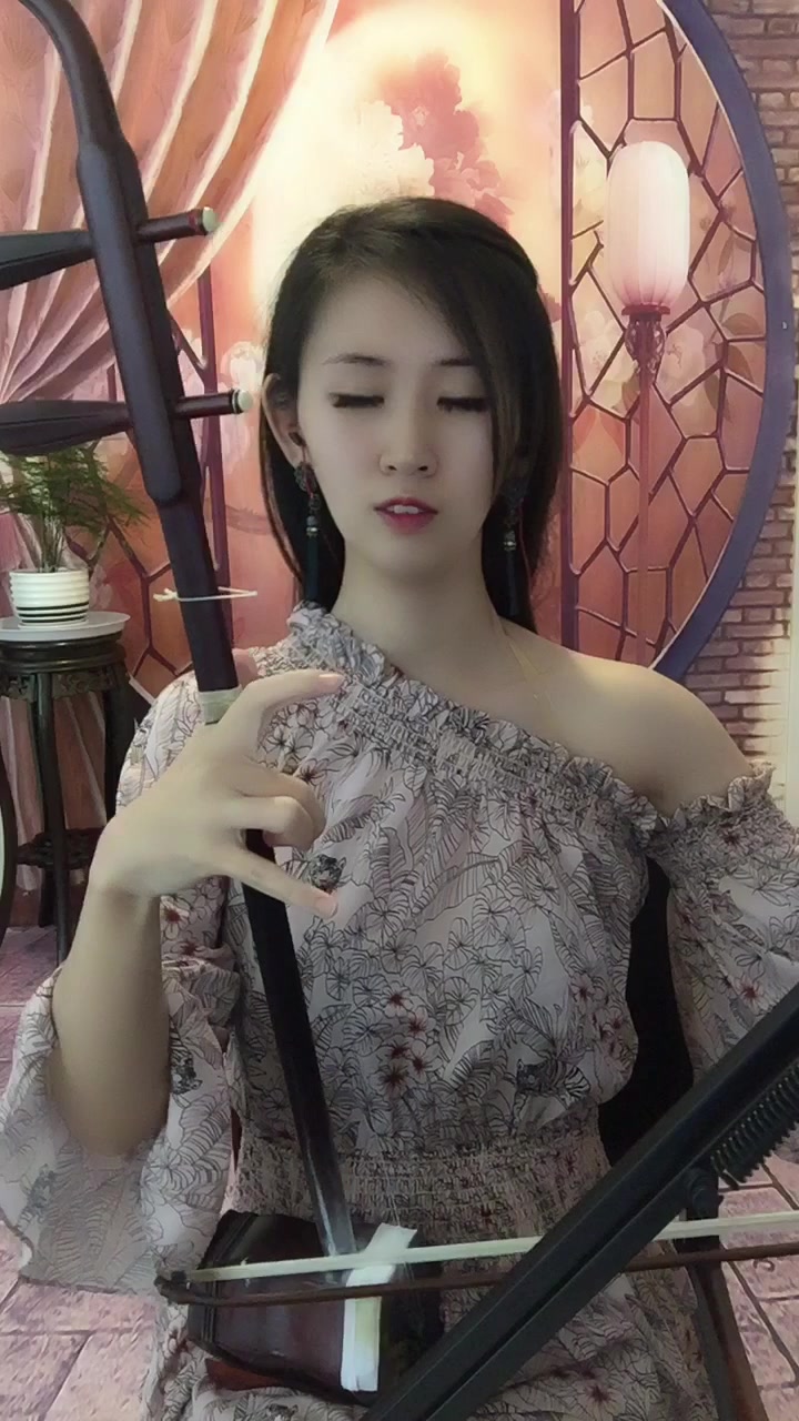 听着美女拉着二胡的声音,好想睡觉,是拉的催眠曲吗?