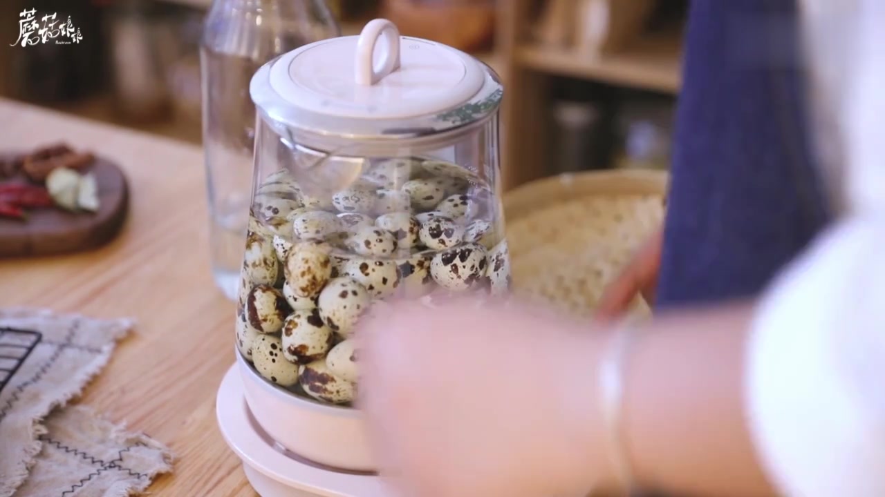 炎热的夏天怎么少得了冰冰凉味道很正的酸梅汤呢,再卤一些鹌鹑蛋,热到没胃口的时候这两样最合我