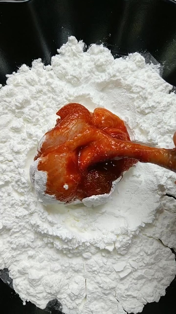 油炸鸡翅根,裹上面包糠之后,真的是太好吃了
