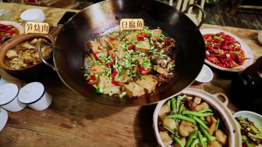 视频高能!视频高能!没吃饭的人员请回避!小葵为大家献上向往的美食全集。听说:小龙虾配烤串再