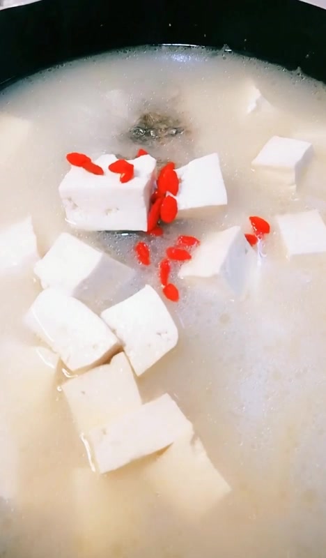 非常鲜香美味的奶白鲫鱼豆腐汤,老少皆宜,下奶神器